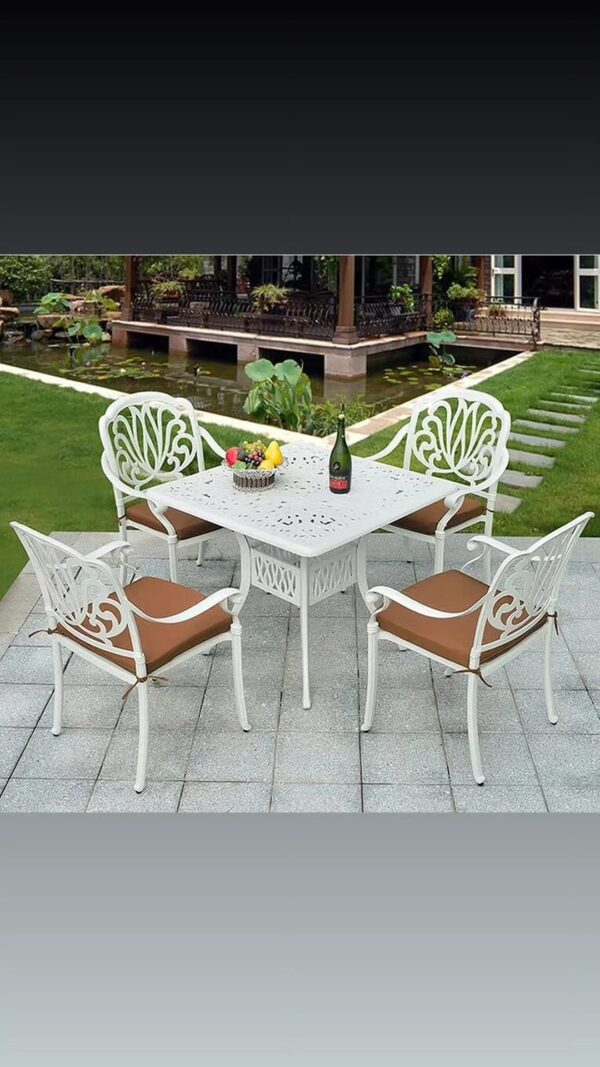 Komplet od 4 stolice i 1 stola